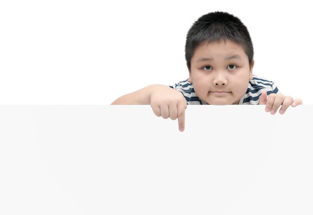 白いバナーを指している肥満の太った少年 - 入力テキストのためのコピースペースが付いている白い背景に