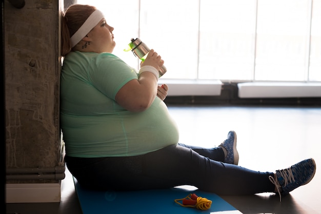 Photo obese woman drinking water