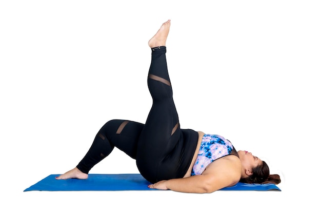 Foto donna obesa che solleva la gamba durante gli esercizi di yoga