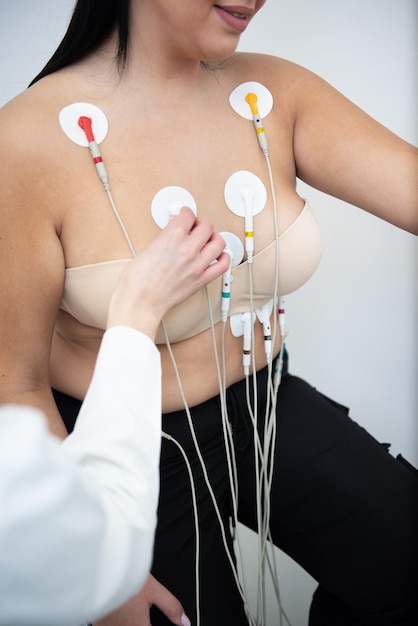 Photo obese woman undergoing a detailed cardiovascular fitness assessment in a modern clinic