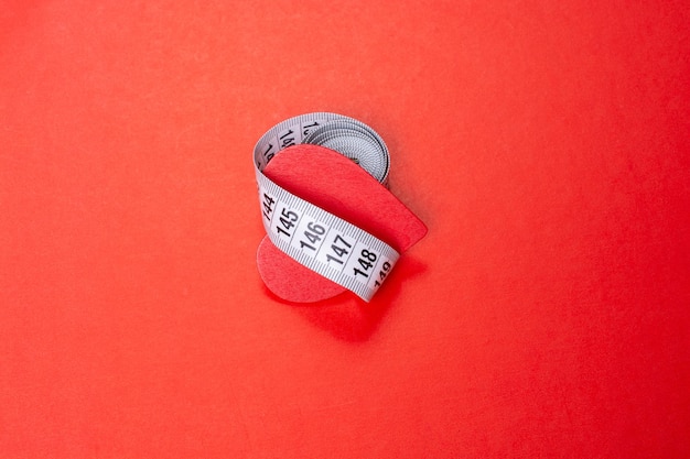 비만 지방은 당신의 심장을 죽입니다 측정 테이프 개념 비만 건강한 다이어트와 체중 조절