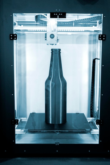 Object groene fles afgedrukt op 3D-printer close-up binnen op 3D-printer