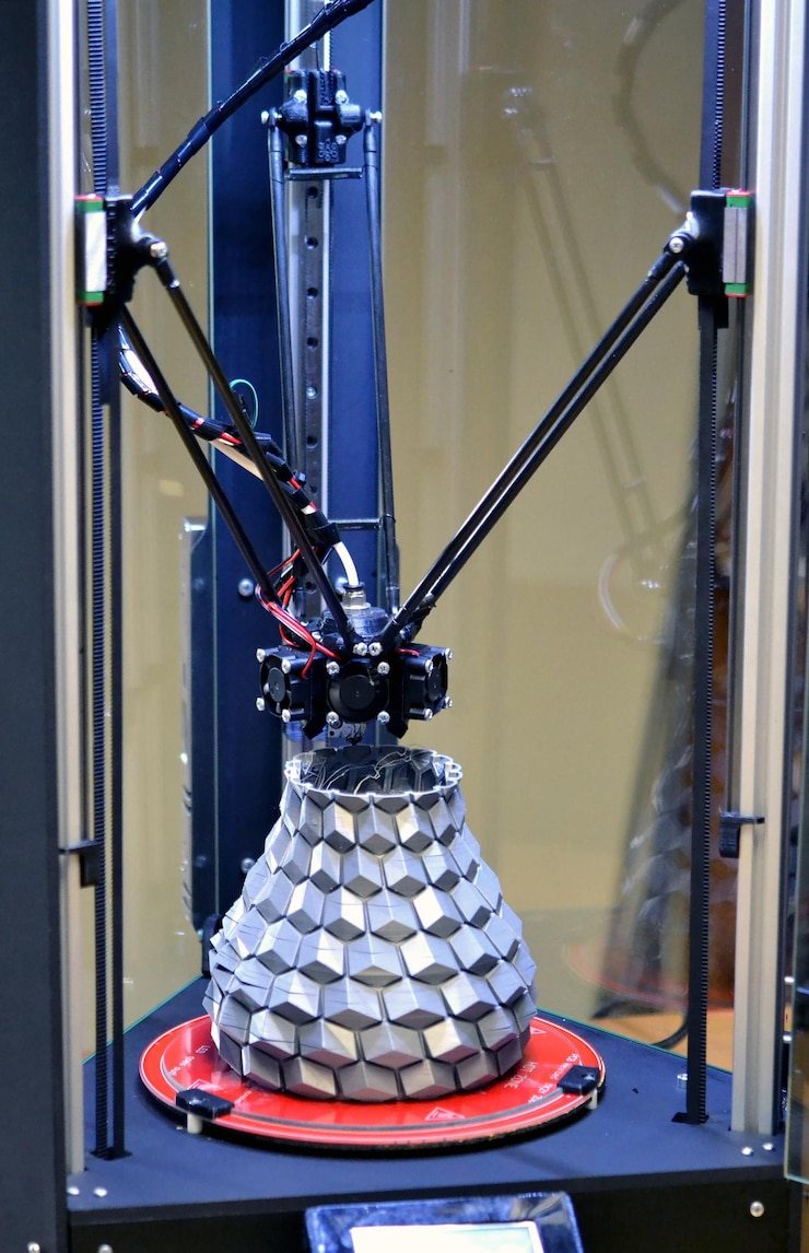 Photo 3dプリンターで印刷されたオブジェクトは、3軸3dプリンターのクローズアップのデスクトップに立っています。プログレッシブモダンアディティブテクノロジー4.0インダストリーレボリューション