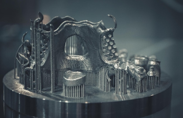 金属3Dプリンターのクローズアップに印刷されたオブジェクト