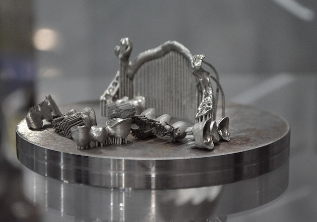 金属3Dプリンターのクローズアップに印刷されたオブジェクト