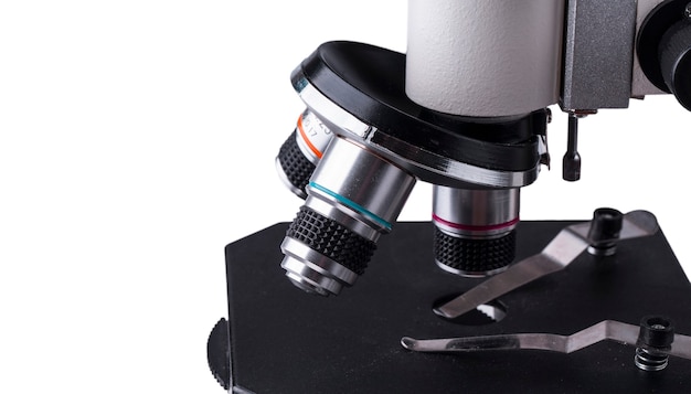 흰색 배경에 고립 된 현미경의 대물 렌즈