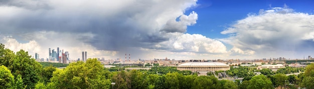 Observatiedek en uitzicht op de wolkenkrabbers van de stad Moskou en Luzhniki Vorobyovy Gory Moskou