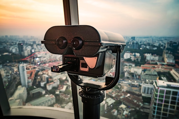 Observatiedek op een hoog gebouw met grote verrekijker om het prachtige panorama van Saigon of Ho Chi Minh-stad te observeren. Vietnam.