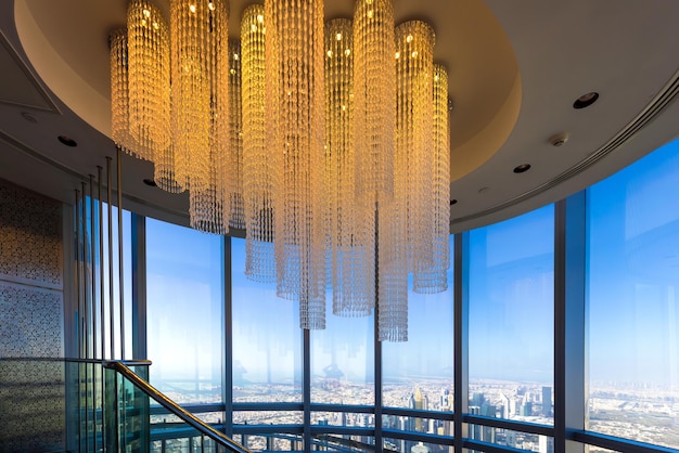 Foto il ponte di osservazione del burj khalifa di dubai con una panoramica panoramica dello skyline del centro della città