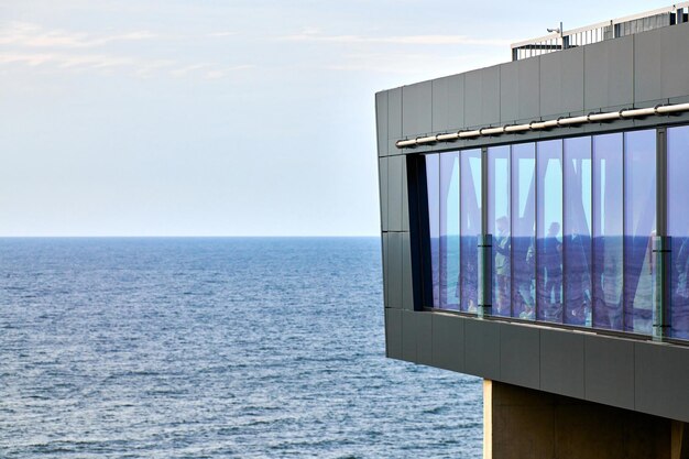 Piattaforma di osservazione con ascensore, sfondo del mar baltico. piattaforma di osservazione per il turismo, vista panoramica sul mare nella città di svetlogorsk. ascensore per il lungomare, moderna architettura futuristica