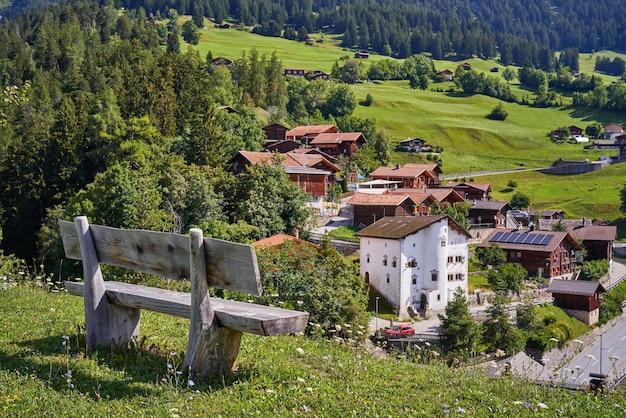 Banco di osservazione in un villaggio svizzero d'alta quota