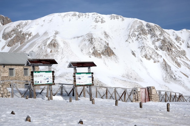 Observatoriumgebouw in de winterbergen Abruzzo Astronomisch Observatorium Gran Sasso Italië