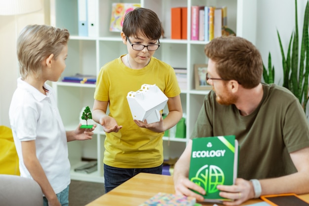 ホワイトハウスを観察。先生の近くに立って生態学の授業中に質問をする興味のある小さな学生