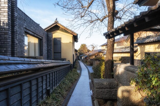 Photo obuse chestnut alley with traditional houses surrounding the narrow alleyway taken in obuse japan