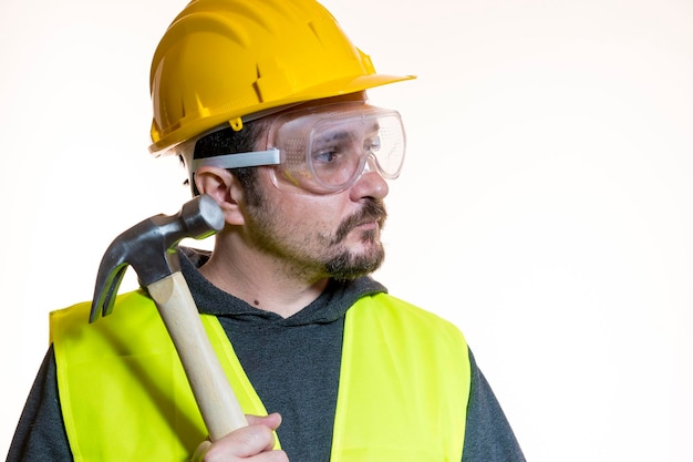 Foto occupazione, fai da te, uomo vestito con un casco da costruttore giallo con occhiali protettivi pronto per iniziare i lavori di costruzione