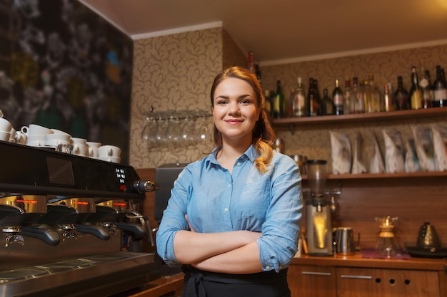 занятие, профессия, работа, малый бизнес и концепция людей - счастливая женщина-бариста в кафе
