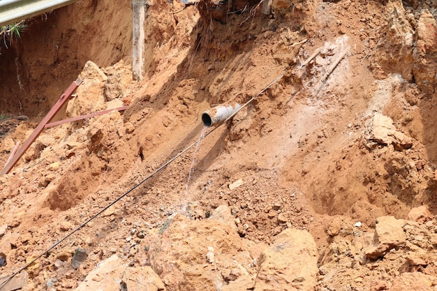 地すべりの発生は、水路が漏れることに起因する