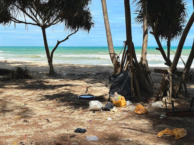 Oceaan Afval dumpen op een tropisch strand Ecologische problemen Mensen verspillen vervuiling