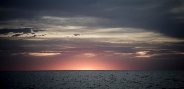 Oceaan en lucht zonsondergang landschap