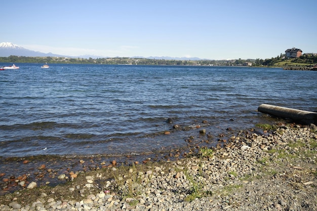 Oceaan en strand bij Puerto Varas Chili