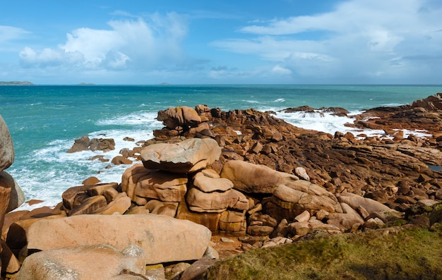 Oceaan kust lente uitzicht tussen Perros-Guirec en Pleumeur-Bodou, Bretagne, Frankrijk. De roze granietkust.