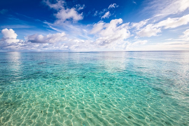 Oceaan lagune, Indische Oceaan zeegezicht skyscape, wolken. Aarde concept, zonnige dag ecologie achtergrond