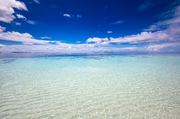 Oceaan lagune, Indische Oceaan zeegezicht skyscape, wolken. Aarde concept, zonnige dag ecologie achtergrond