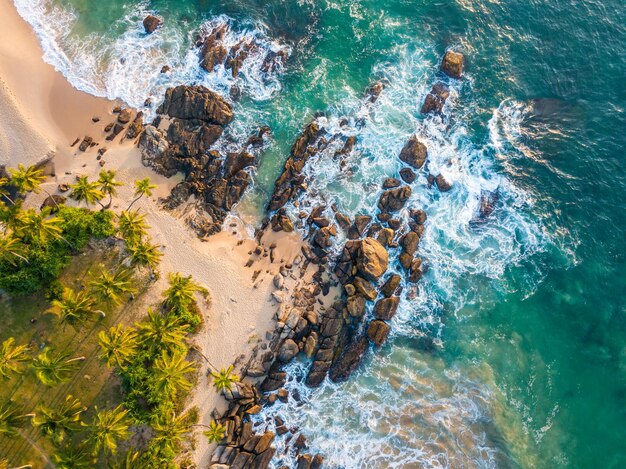 Oceaangolven bij zonsondergang Sri Lanka Drone-foto