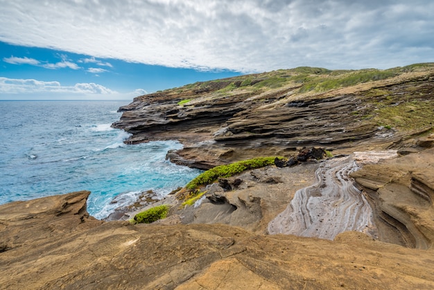 Oceaangolven die tegen de unieke lava rotsvormingen van lanai lookout op oahu, hawaï verpletteren