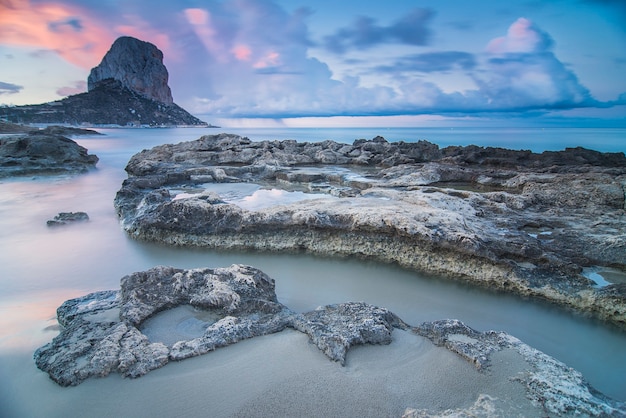 Oceaankust met rotsachtig strand