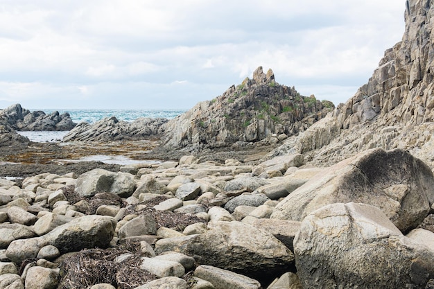 oceaankust met rotsen van zuilvormig basalt, Kaap Stolbchaty op Kunashir Island