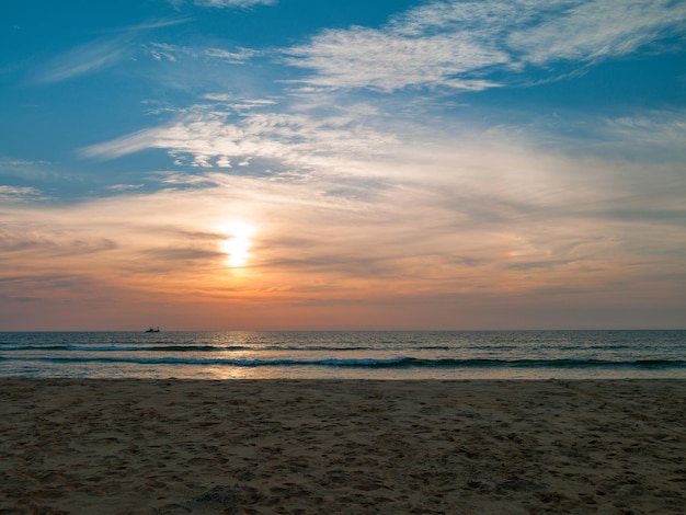 Oceaanstrand met eiland en palmbomen