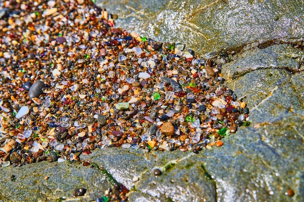 Foto oceaanstrand van gladde glanzende kleurrijke stukjes glas