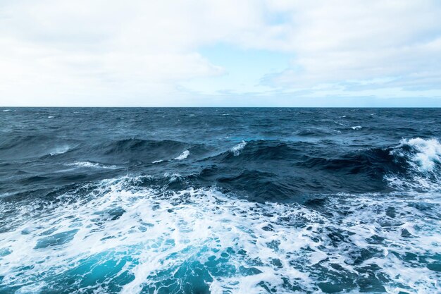 Oceaanwater achtergrond met schuim Oceaanwater spat Niet een rustige