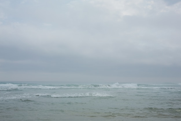 霧の空に対する海