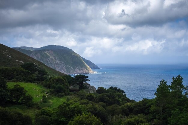 Foto vista sull'oceano e sulle scogliere in galizia spagna