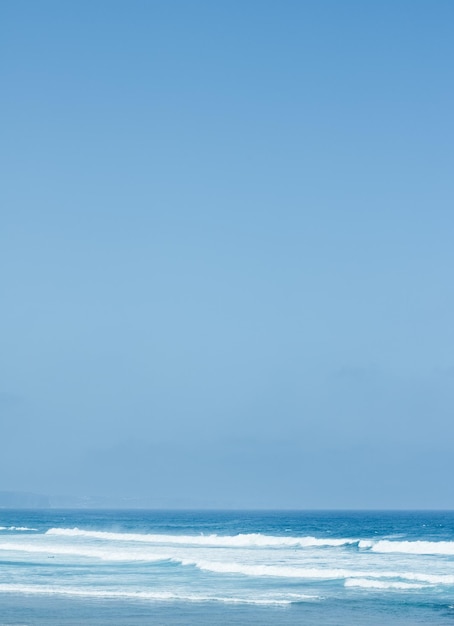 Vista sulla costa dell'oceano, meta perfetta per viaggi e vacanze