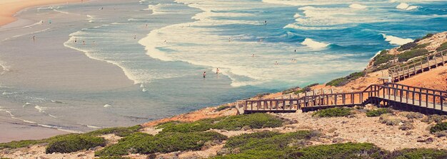 Vista sulla costa dell'oceano, meta perfetta per viaggi e vacanze