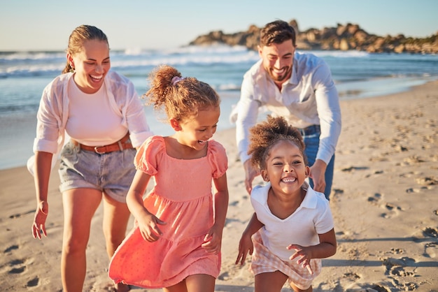 Photo ocean holiday and happy family running on beach on a summer vacation mom dad and girl children laugh and run in sea sand on a sunny weekend man woman and kids enjoy sunshine and waves in brazil