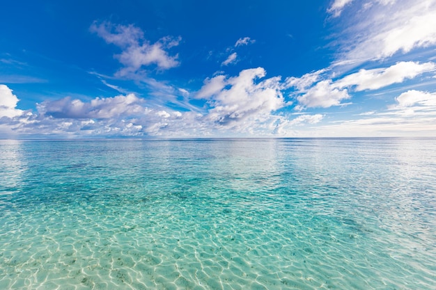 オーシャン ラグーン、インド洋の海の空、雲。地球の概念、晴れた日の生態学の背景