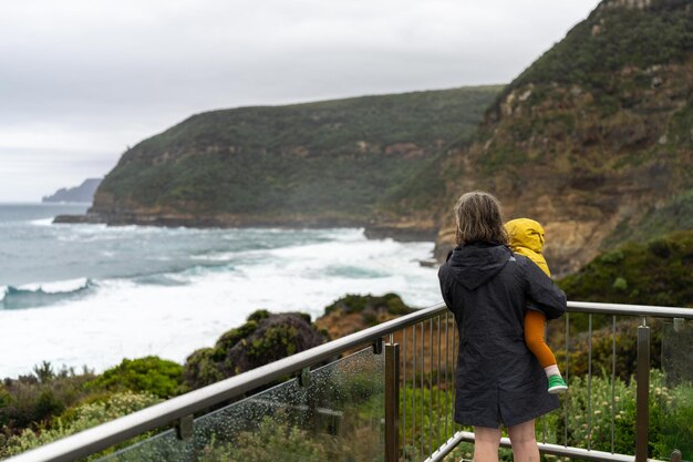 Фото Океанская смотровая площадка с видом на волны и скалы под дождем в австралии