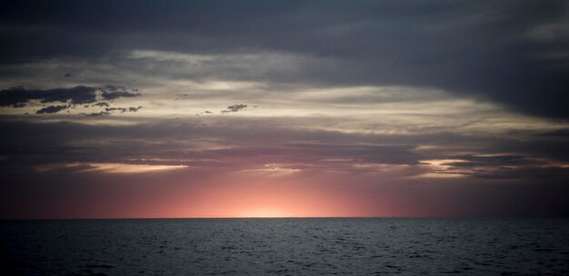 海と空の夕焼け風景