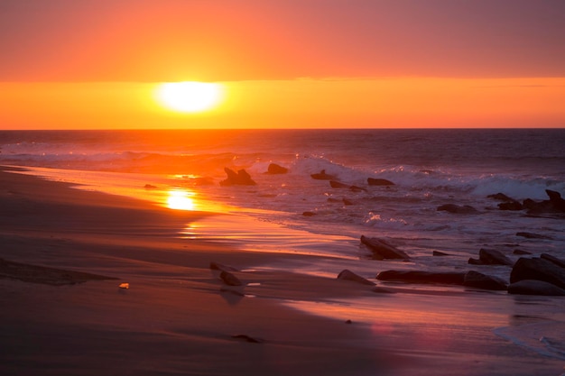 プンタ サル ペルーのビーチと太平洋に沈む夕日