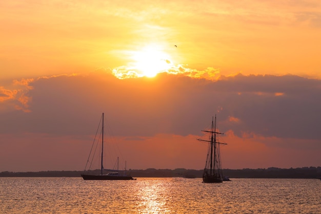 Photo ocean sunset sailboard