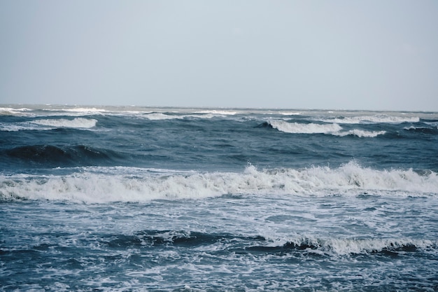 Onda di superficie dell'oceano senza soluzione di continuità. fondo del fiume e del mare del modello liquido del fumetto subacqueo .estate ed idea emozionale