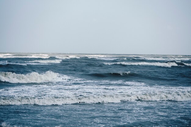 シームレスな海面波。水中漫画液体パターン川と海の背景。夏と感情的なアイデア
