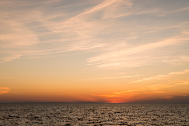 Foto vista sull'oceano di sera