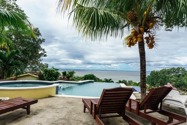 Foto piscina con vista sull'oceano, bellissima alba in nicaragua