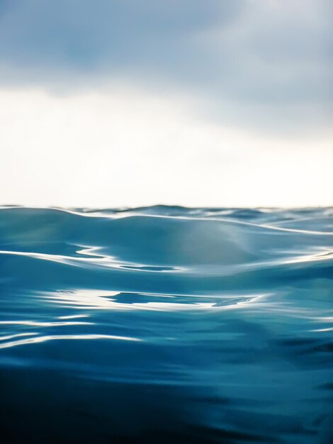 海の水の背景、波のクローズアップ
