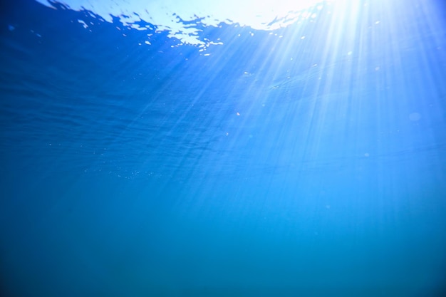 海の水青の背景水中光線太陽/抽象的な青の背景自然水